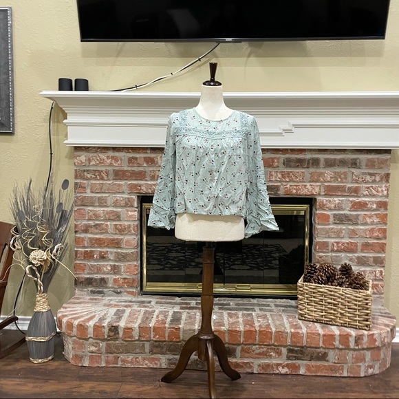 Wild Blue x Sadie Robertson baby blue floral top with crochet details / S / EUC - Picture 8 of 11